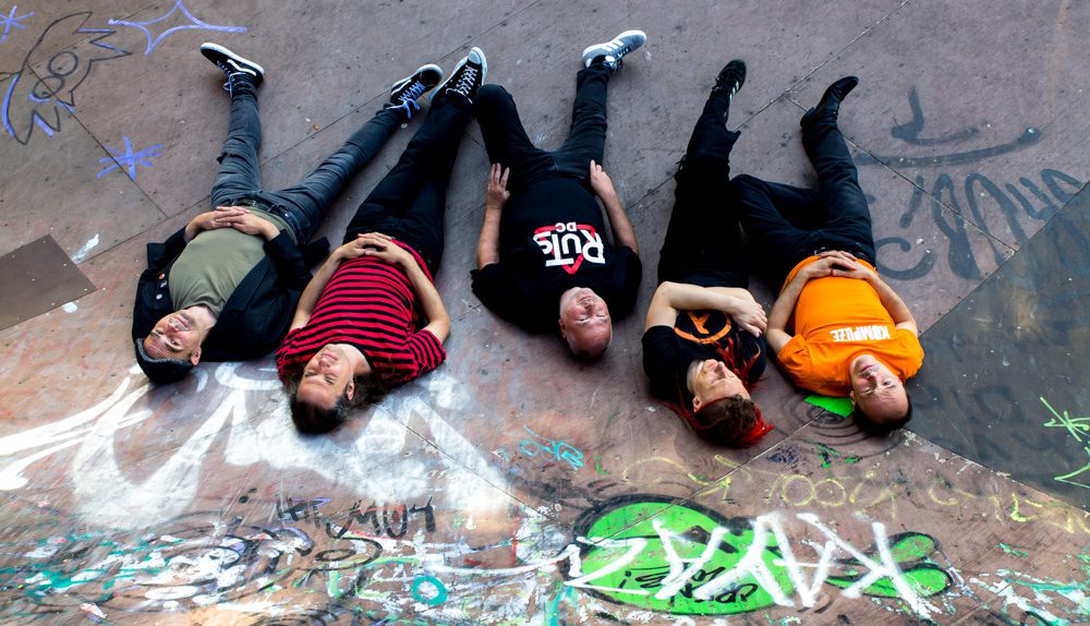 Banfoto zum Thema "Punk" die Band liegt entspannt in einer Halfpipe.